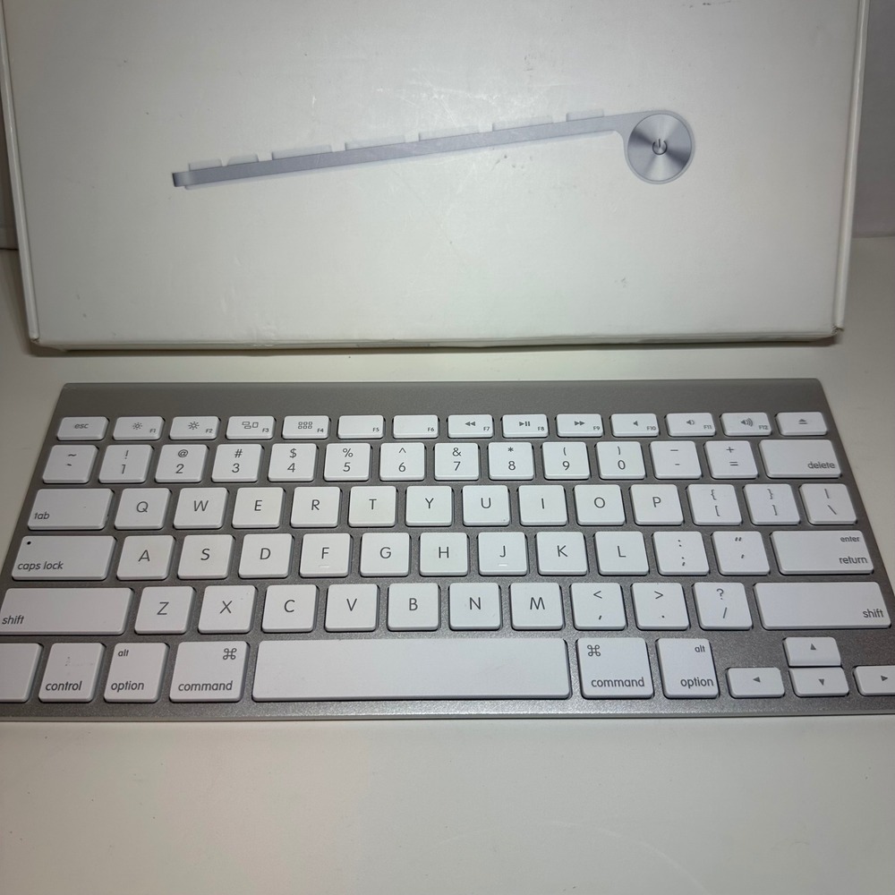Apple A1314 Wireless Bluetooth Keyboard MC184LL/B Silver Box Tested Works